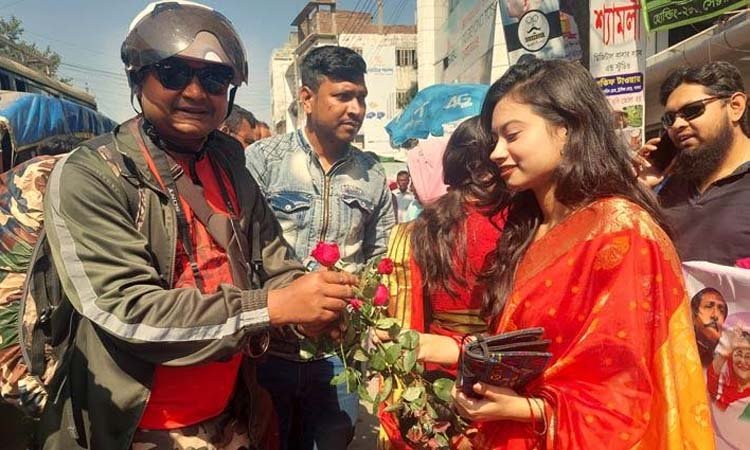 রাষ্ট্রপতির শুভেচ্ছায় পাবনায় ‘হ্যাপি স্মাইল’ ব্যানারে গোলাপ বিতরণ